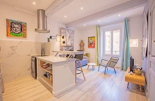 Cassis Apartment | Oceanfront Retreat: Le Pêcheur Revisité by Winkyhouse