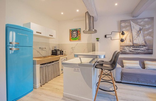 Cassis Apartment | Oceanfront Retreat: Le Pêcheur Revisité by Winkyhouse