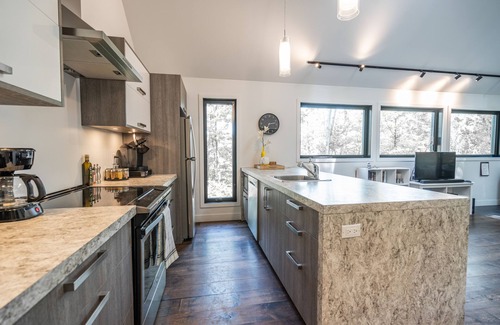 Sainte-Emelie-de-L'Energie Ski Chalet | Relaxing Retreat at Le Pik-Bois with Spa & Lake Views