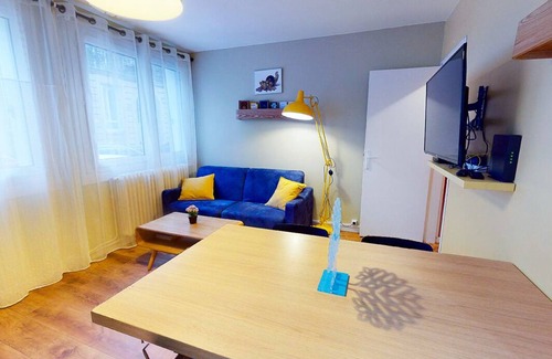 Anatole France Danton Apartment | Cozy Le P'tit Flaubert: Near City Center & Family-Friendly