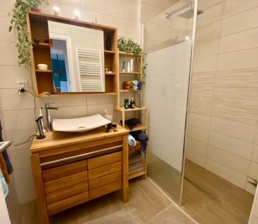 Decines-Charpieu Apartment | Discover Family-Friendly Comfort at Le Paisible Hotel