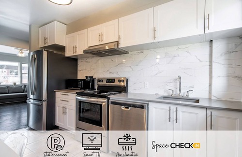Ahuntsic Apartment | Relax at Le Paisible: Family-Friendly with Spa & Hot Tub
