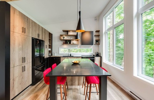 Morin Heights House | Experience Relaxation at Le Panorama: Chalet with Spa