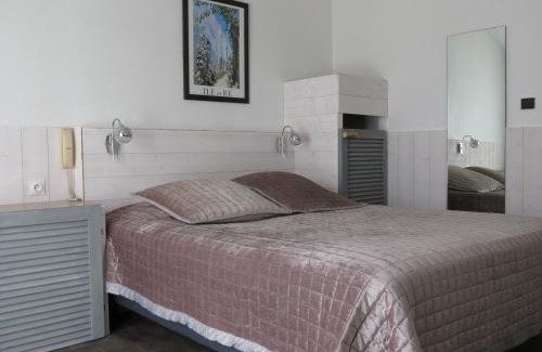 Ars-en-Re Hotel | Le Parasol: Pet-Friendly Retreat with Pool & Breakfast