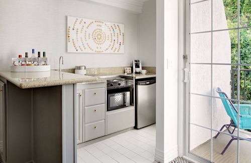 Tri-West Hotel | Relax at Le Parc at Melrose: 4-Star Comfort Awaits