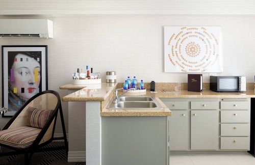 Tri-West Hotel | Relax at Le Parc at Melrose: 4-Star Comfort Awaits