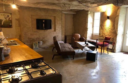Duran House | Experience Le Patio in Duran: Prime Location & Amenities