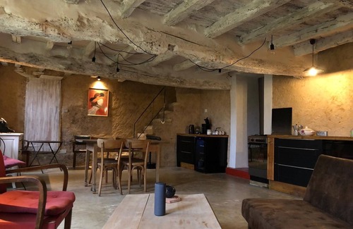 Duran House | Experience Le Patio in Duran: Prime Location & Amenities