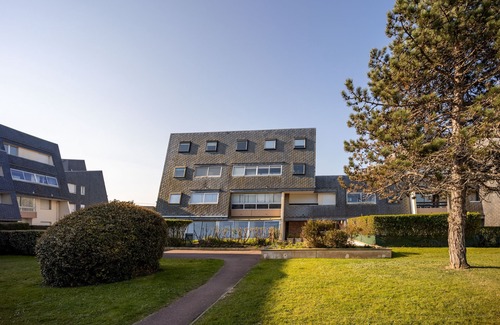 Bernieres-sur-Mer Apartment | Oceanfront Escape: Le Pavois, Steps from the Beach
