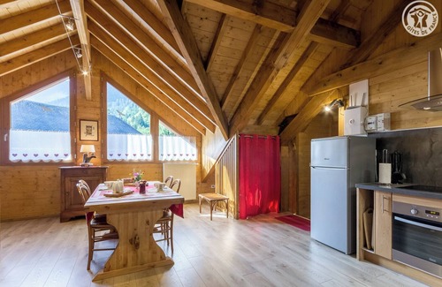 Jarsy House | Cozy Gîte LE PECLOZ in Jarsy with Breakfast & Kitchen