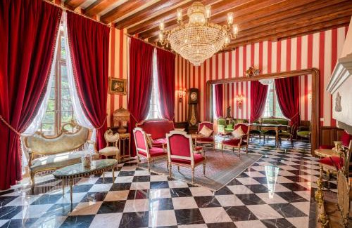 Barbizon Bed & Breakfast | Relax at Le Petit Château de Barbizon with Pool & Ocean View