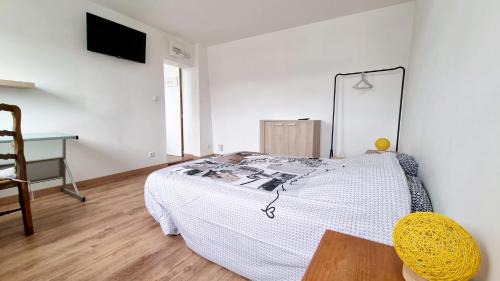 Avesnes-sur-Helpe Apartment | Cozy Studio at Le Petit Château Avesnois with TV & WIFI
