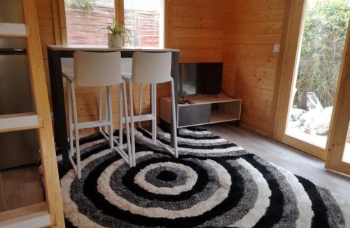 Route d'Arles Apartment | Cozy Le Petit Chalet de Nîmes with Breakfast Included