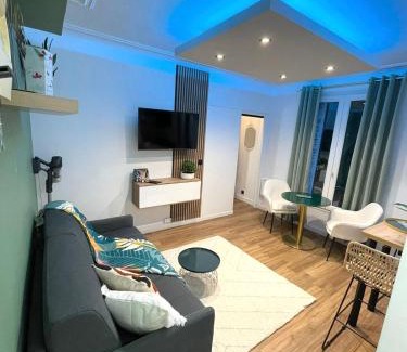 Le Kremlin-Bicetre Apartment | Cozy Le Petit Cocon Parisien: Family-Friendly Retreat