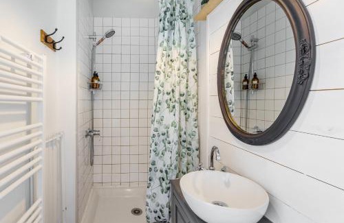 Le Meux Apartment | Pet-Friendly Retreat: Le Petit Cocon, Rated 9.2/10!