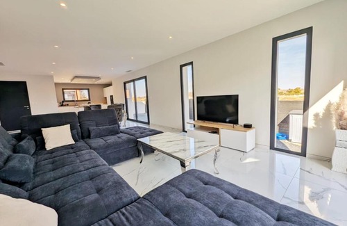 Saint-Jean-Lasseille Villa | Experience Oceanfront Relaxation at Le Petit Dubaï Hotel