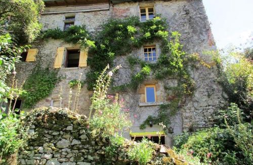 Bellac House | Pet-Friendly Retreat at Le Petit Fort Fleuri Hotel