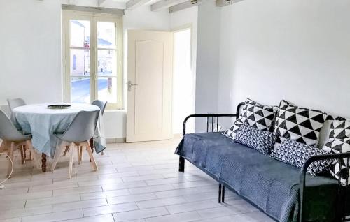 Saint-Viatre House | Budget-Friendly Stay at Le Petit Margautier for Families