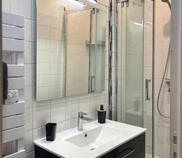 Quartier du Petit-Montrouge Apartment | Discover Le Petit Montsouris - Family-Friendly Retreat