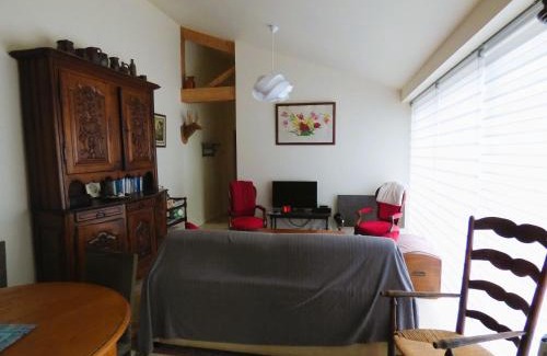 Gizeux Apartment | Relax at Le Petit Pré: Oceanfront Gîte with Pool Access