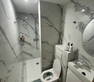 Gosselies House | Le petit Tagidor - 5 suites - 2 kitchens - 5 bathrooms