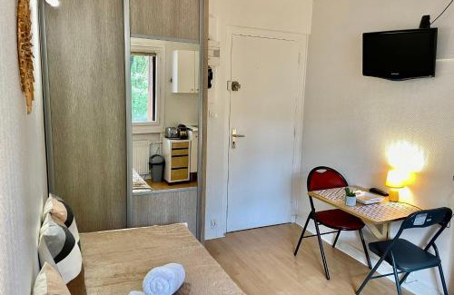 Charlier - Valvert Apartment | Budget-Friendly Stay at Le Petit Urbain - Studette Ecully