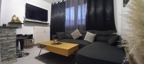 La Maladrerie Apartment | Tranquil Le Phenix: Family-Friendly Retreat with Dining
