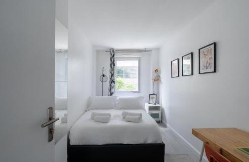 Bobigny Apartment | Serene Le Picasso: Quiet Terrace near Metro 5