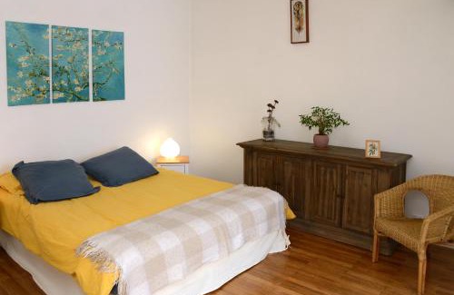 Lompnes Apartment | Charming Retreat: Le pied-à-terre du botaniste