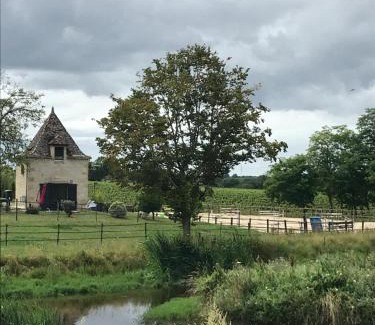 Eynesse House | Pet-Friendly Stay at Le Pigeonnier de Château Picon