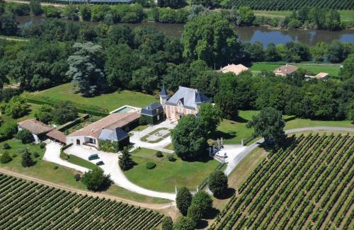 Eynesse House | Pet-Friendly Stay at Le Pigeonnier de Château Picon