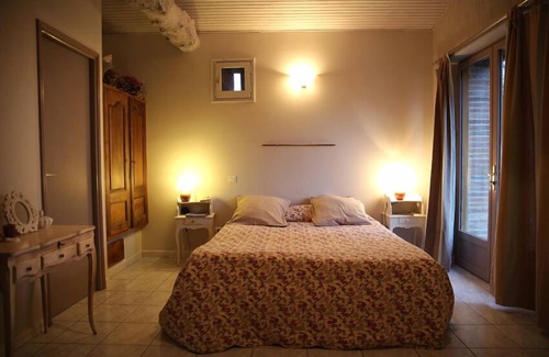 L'Isle-Jourdain Bed & Breakfast | Discover Le Pigeonnier de Guerre: Spa, Breakfast & Hot Tub