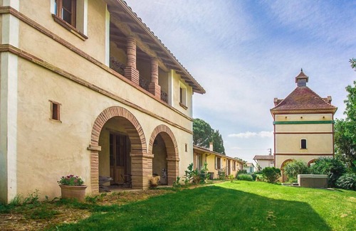 L'Isle-Jourdain Bed & Breakfast | Discover Le Pigeonnier de Guerre: Spa, Breakfast & Hot Tub