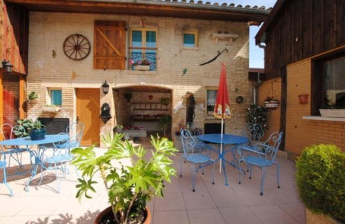 Dampierre-le-Chateau Bed & Breakfast | Enjoy Comfort and Convenience at Le Pigeonnier Hotel