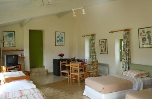 Lessac House | Pet-Friendly Retreat at Le Pit with 8.9/10 Guest Rating