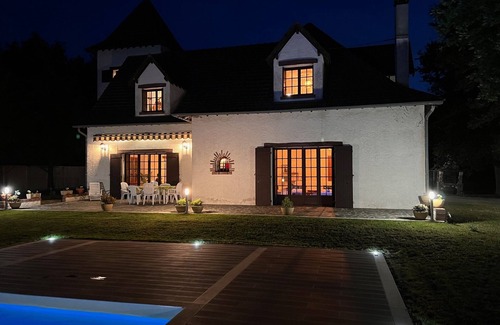 Saint-Hilaire-de-Court Villa | Relax at Le Poirier au Roi: Villa with Heated Pool