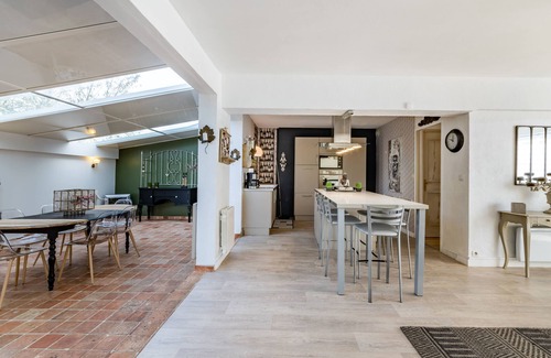 Laval House | Bright and Inviting Le Poly - Family-Friendly with Spa & Kitchen