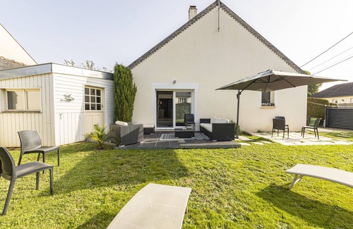 Laval House | Bright and Inviting Le Poly - Family-Friendly with Spa & Kitchen