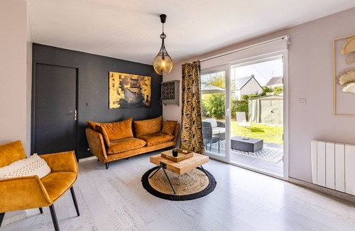 Laval House | Bright and Inviting Le Poly - Family-Friendly with Spa & Kitchen