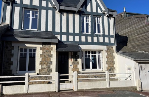Agon-Coutainville Villa | Le Pré Bleu seafront near shops