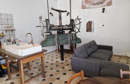 Turquant House | Cozy Maison - Ancien Chai: Family-Friendly Retreat