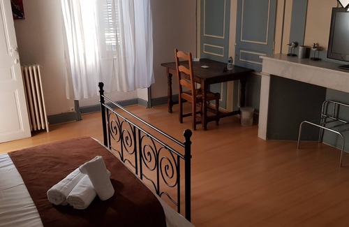 Bourg-Saint-Andeol Hotel | Cozy Le Prieuré: Family-Friendly with Delicious Dining