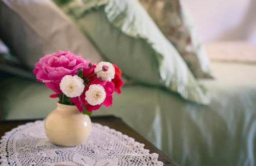 Loudun House | Discover Le Prieuré Sainte Croix: A Cozy Retreat with Dining