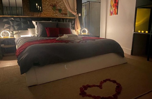 Verfeil House | Guest Rated 10/10: Le Prieuré Suite N7 with Hot Tub