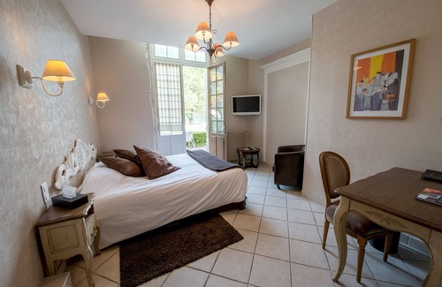 Serignac-sur-Garonne Hotel | Relax at Le Prince Noir: Top-Rated with Pool & Restaurant