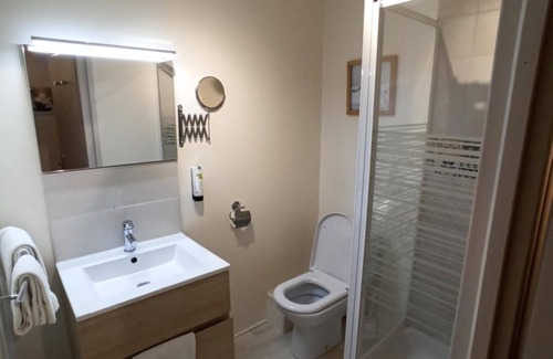 Serignac-sur-Garonne Hotel | Relax at Le Prince Noir: Top-Rated with Pool & Restaurant