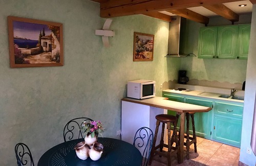 Russ Apartment | Relaxing Le Provençal Cottage Near the Scenic Wine Route