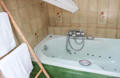 Les Avenieres-Veyrins-Thuellin House | Family-Friendly Retreat at Le Ptit Abri Awaits You