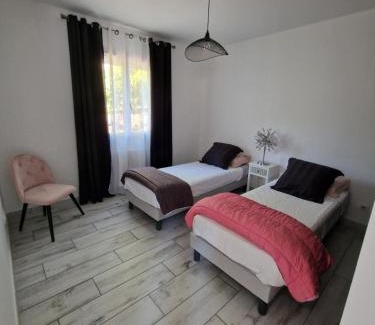 Veyras House | Cozy Le ptit cocon ardechois with Family-Friendly Amenities