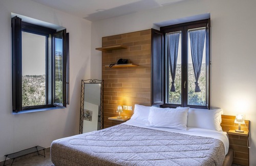 Frascinelle House | Discover Le Querce Farmhouse: Pool, Dining & 9.8 Rated Stay